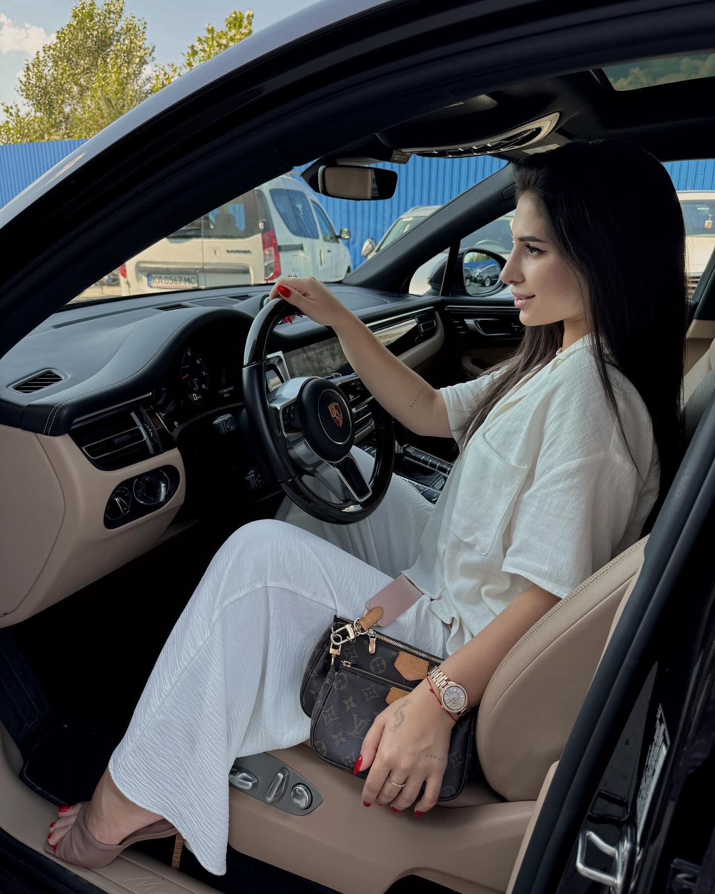 Украинская певица похвасталась новой машиной за 2 миллиона: "Еще одно исполненное желание"